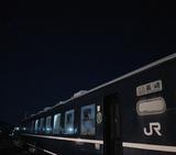 画像: 静寂な若桜の夜を見上げてみると、ブルトレの上には星空も垣間見え、本当に列車が走り出しそうな雰囲気です。