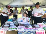 画像: 若桜鉄道のみなさんと、サンショップ大阪さん、隼さくらちゃん(中央)、山田前社長、鳥取・因幡観光ネットワーク協議会の方々。