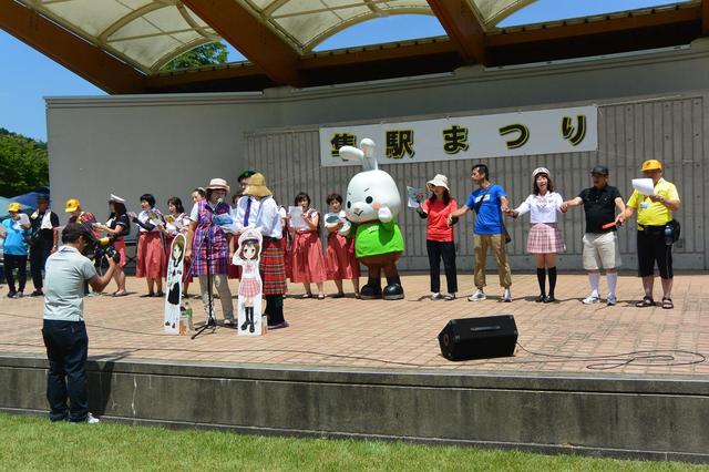 画像: 右から3番目は若桜鉄道イメージキャラの隼さくらちゃん。歌は、若桜鉄道・前社長が作詞した「若桜鉄道旅立つ始発駅」。 www.youtube.com