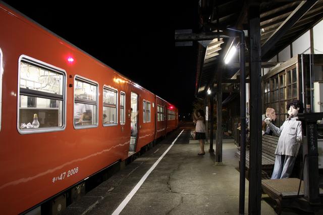 画像: そして晩ご飯ご一緒していた若桜鉄道の方を隼駅でお見送り。