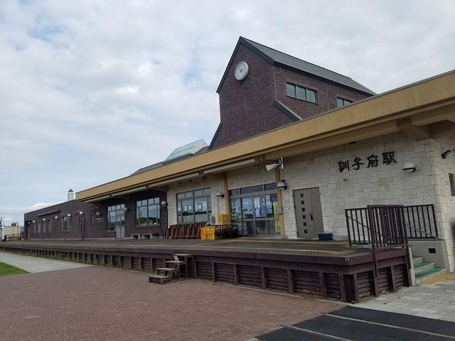 画像: 上の写真の反対側です。ここで学生たちが汽車を待っていたんだろうな〜と思います。 この辺は盆地で寒暖の差が大きく、冬は-20度になることもあります。その中で汽車を待つのはちょっとつらいですよ〜。 余談ですが、安室奈美恵がアムラーと呼ばれた頃、訓子府の人を『ネッパー』、美幌の人を『ビホラー』と言ってました。