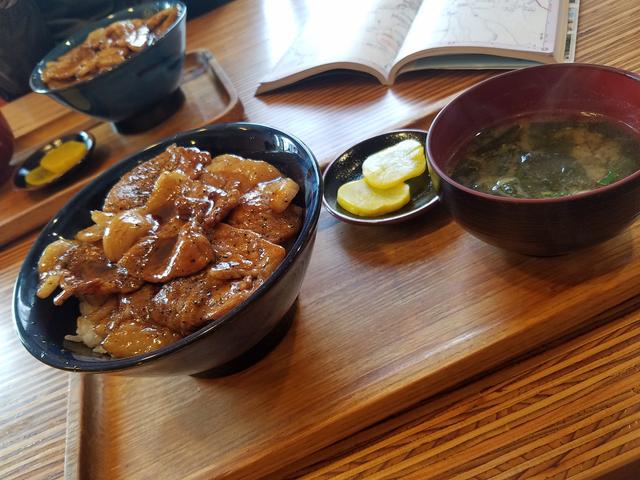 画像: 『西洋軒』の豚丼。塩ラーメンを食べているお客さんも多かったと思います。