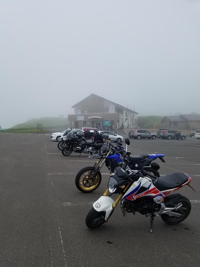画像: 霧の中の美幌峠。バイクもとっても少ないです。