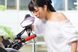 画像: ヒートガンで均一に加熱してチューブを収縮させる。長さ方向にも少し縮むことを織り込んで作業するのがコツ。