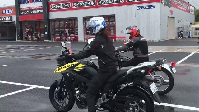 画像: ライターの横田和彦さんにもコツを教わる私…。