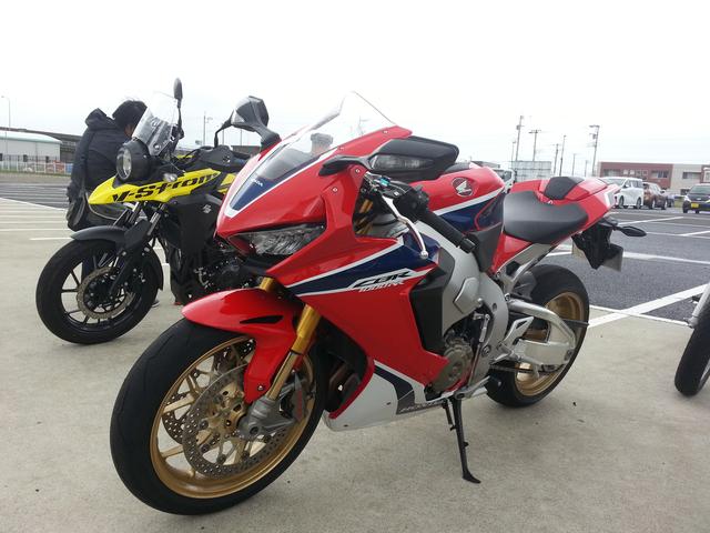 画像: CBR1000RR(Honda) 自分が思ってる以上に扱い易いバイクでした!