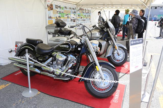 画像: 歴史車輌展示コーナー。スターシリーズの歴史年表と一緒に、'99年式ロードスター(XV1600)、'99年式ロイヤルスターベンチャー(XVZ1300TIF)、’99年式ドラッグスター(XVS1100)、'96年式ドラッグスター(XVS400)などが展示されました。