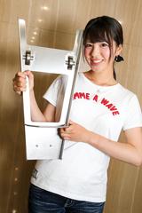 画像: 重量感のあるステンレス製となっているバイクリフター。写真の上側部分をタイヤの下に潜り込ませ、バイクを移動させるのだ。