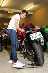 画像: アトラス バイクリフター 価格:1万5984円(税込) 【サイズ】縦545mm×横275mm×タイヤをすくう高さ35mm 【重量】約2,220g
