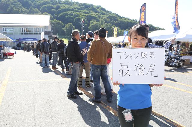画像: イベントスタート前から、会場限定のオリジナルTシャツを求める長〜〜い列が。