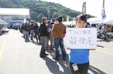画像: イベントスタート前から、会場限定のオリジナルTシャツを求める長〜〜い列が。