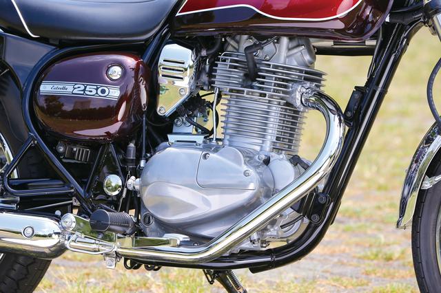 画像: 直立したシリンダーが個性的な249㏄エンジンは、独特のパルス感と、キャブトンタイプのマフラーから発する歯切れのいいサウンドが、ライダーを飽きさせない。