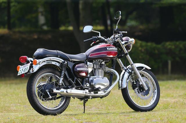 画像: 1974年に惜しまれつつ生産を終了した往年の名車、W3A(650RS)をイメージした、キャンディアラビアンレッドのカラーとタンクグラフィックを採用。エストレヤが持つクラシカルイメージを上質に引き立てている。