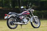 画像: 1974年に惜しまれつつ生産を終了した往年の名車、W3A(650RS)をイメージした、キャンディアラビアンレッドのカラーとタンクグラフィックを採用。エストレヤが持つクラシカルイメージを上質に引き立てている。