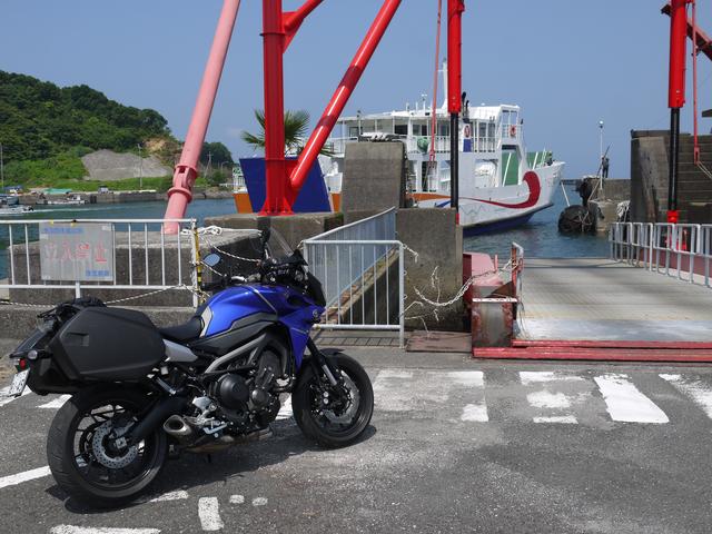 画像: 根占から山川へ鹿児島湾を渡るなんきゅうフェリーに乗船。旅のところどころで乗るフェリーは、良い休憩になりますね! その前に温泉入ってるじゃん! と、突っ込んでみる。