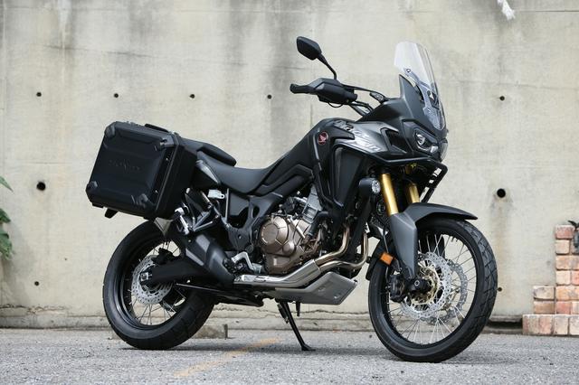 画像: 写真のスクリーンはSTDですが、販売車両は欧州ホンダ純正のスモークスクリーンを装備。