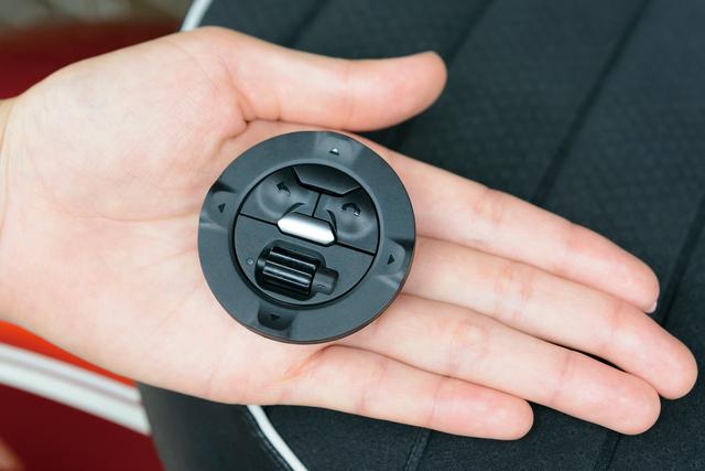 画像: コントローラーは直径約50㎜、厚さ約13㎜とコンパクトで、重量も僅か18g。外周の上下左右にあるスイッチのほか、ホームボタンや戻るボタンでスムーズに操作できる。