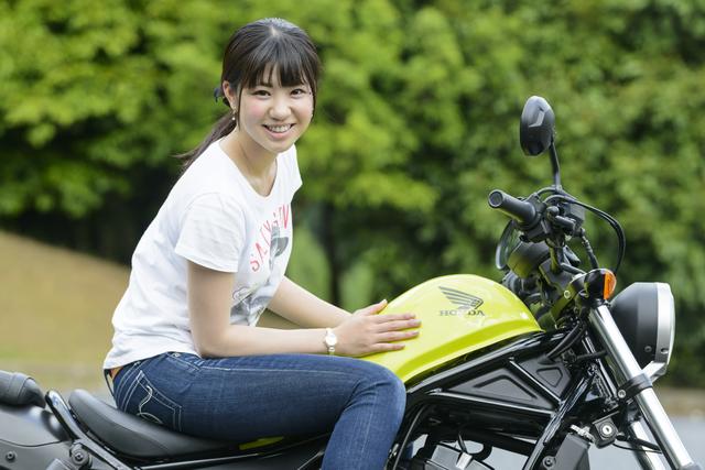 画像: 「タンクの色と形が好き。ちょっと丸っこくて、もともとこの形のタンクは好きなんです。メーター周りもおしゃれだなって思いました」(梅本)