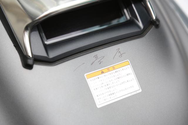 画像: 色紙に、そして愛車のタンクにサインをお願いするオーナーさんとリクエストに笑顔で応える一条さん。