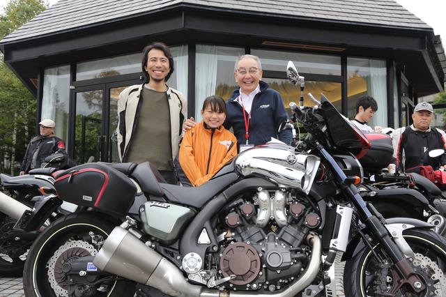画像: 小学6年生の娘さん・まやさんとタンデムでご参加の大塚 晶さん。愛車は2009年VMAX。初めてVMAXの後ろに乗った感想は「楽しかった!」とまやさん。晶さんからは「オートバイ誌、太田さんの記事、読んでますよ♪」と嬉しいお言葉も頂きました。寒かったので風邪に気をつけてくださいね〜