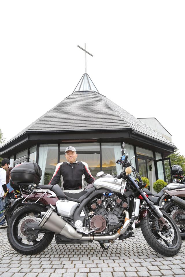画像: 三重から参加の枯葉VMAXさん(2015年VMAX) 。初代1200ccVMAXからずっと乗り続けてVMAX歴は30年ぐらいとのこと。その長い歴史のなかで選りすぐりの思い出(事件!?)は友人の新車のVMAXを借りて走っていた時に川へジャンプしてしまったこと。愛車をたとえるなら「師匠」。「いつまでも、いつまでも安全に乗り続けたい」。