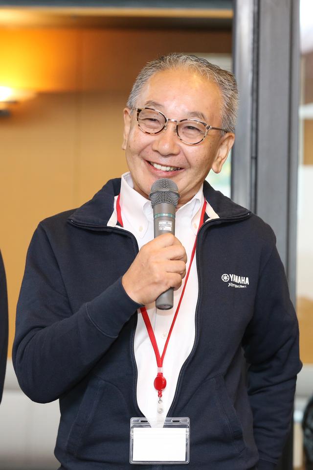 画像: 「とってもいい開発メンバーに恵まれて、非常にいいチームワークでやりきりました。今回のミーティングでは100人ほどお集り頂いて、タンデムは20名近く。なかには小学校6年生のお嬢さんもいらっしゃる。そういうふうにいろんな輪が広がってとても嬉しく感じます。VMAXのミーティングはこれで最後になりますが、こういう出会いはなかなかオートバイに乗ってないとなかったりしますよね」と一条 厚さん。「いろんなことがあるからオートバイは楽しい。僕もVMAXに乗ってますし今日もVMAXで来ました。この先90歳ぐらいまで乗れたらいいなと思ってます。何歳まで乗れるか僕もチャレンジしますし、皆さんもこの先の長い間、VMAXとともに素敵な人生を歩んで頂ければと思います。またいろんなところでお会いすると思いますので、是非こういう輪を大事に、ヤマハのオートバイを愛して頂ければと思います。」