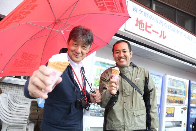 画像: 「うそぉ、この寒いのにソフトクリームですか〜」とまわりから言葉が漏れていましたが、このドライブインのソフトクリーム、美味しいんですって。