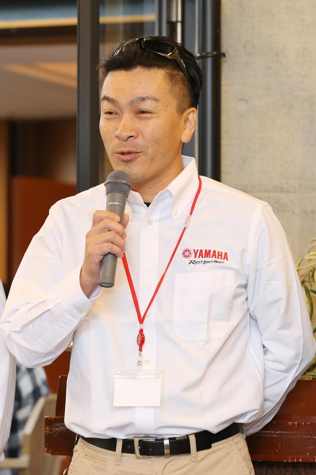 画像: 「一ヶ月前まで車体設計の責任者でVMAXのプロジェクトリーダーをしておりました。国内最後のプロジェクトリーダーということになります」と新庄正巳さん。「今後どういうかたちになるかわからないですが、私たちはいま皆さんがVMAXを通じて嬉しく感じているっていう、そういった感動をどんなかたちであれ継続的に出していこうという強い意志は持っております。ですので、どういうかたちかわかりませんが楽しみに待って頂ければと思いますし、今乗っているVMAXを末永く愛してもらいたいと思っています」