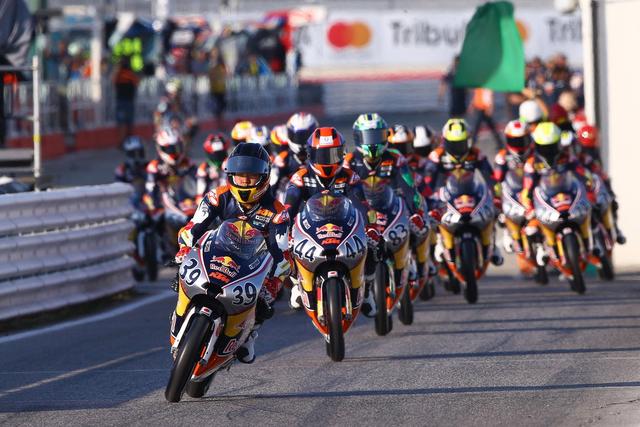 画像: 予選へのコースインかな 真崎にほぼ全員がついていってコースインw 速いライダーは狙われます