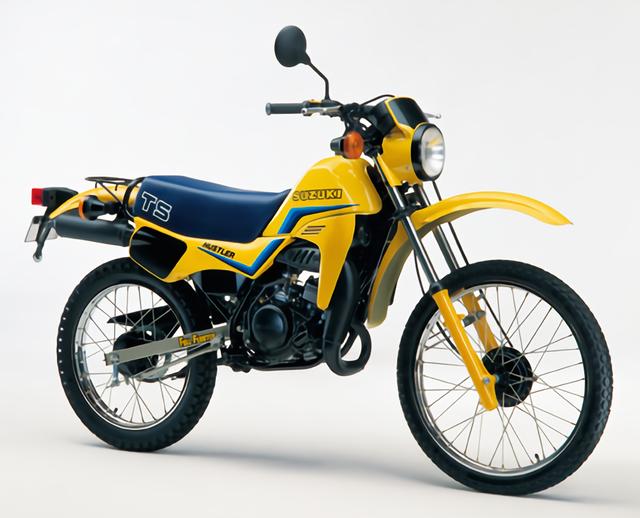 画像: ■スズキ ハスラーTS50(1983年1月) クラス最強のRG50Γ用エンジンをそのまま搭載。前後ホイールは21/18インチと上級モデルと同径にされ、リアはフルフローター化。 ●水冷2スト・ピストンリードバルブ単気筒●49cc●7.2PS/8000rpm●0.66kg-m/7500rpm●77kg●2.50-21・3.00-18●17万5000円