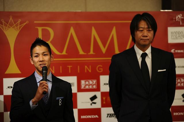 画像: 2017年シーズンの体制発表の時の生田目代表(右) 左の尾野弘樹とCEV-moto2に参戦中