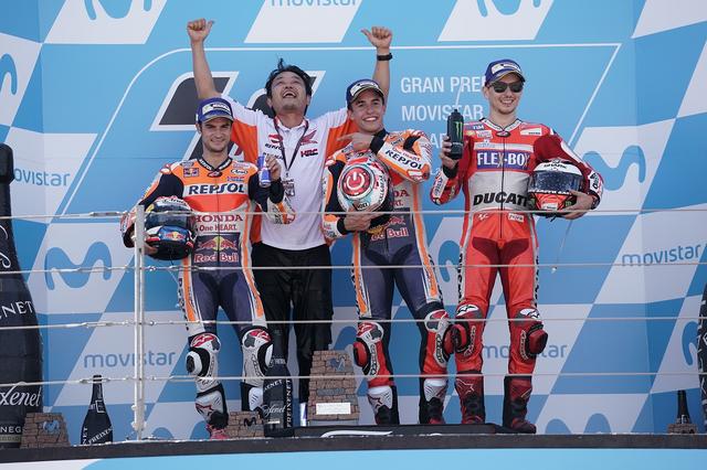 画像: スペイン人が表彰台を占めたアラゴンGP。HRCの芝山さんのうれしそうなこと!w