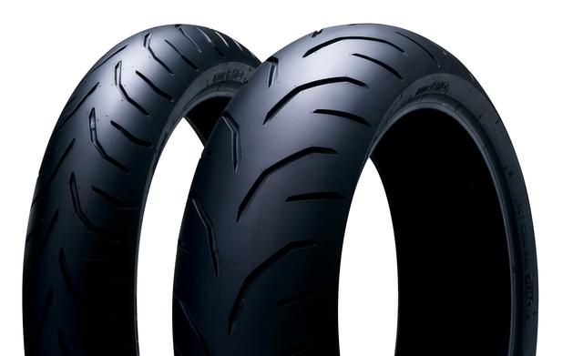画像: 高速道路の走行からワインディングまで、幅広い用途で楽しめるのがRMC810の魅力。もちろん新作のツーリングラジアルだけに、ウェット性能にも抜かりはないようだ。
