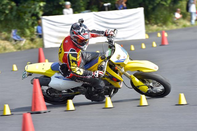 画像: NO級1位 高橋 輝選手&DR-Z400SM 1分43秒843