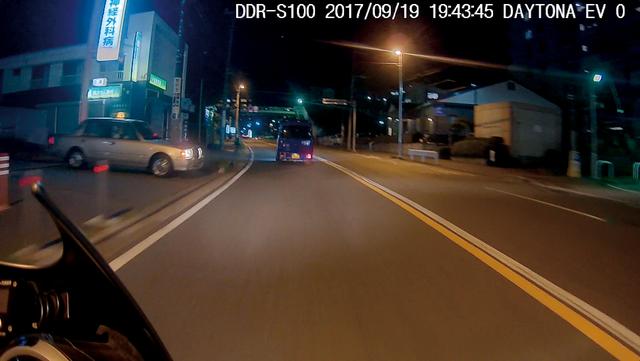 画像: 夜間撮影でも鮮明な映像。車の車種や色もはっきり識別できる。HDR機能も搭載しているので、コントラストの強い被写体でも白トビが起こりにくい。