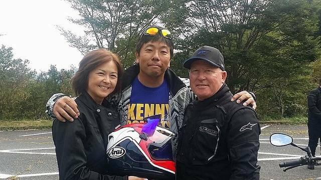 画像: 恥ずかしながらスリーショット撮ってもらいました^^ 左が奥様のともこさん、私、キングの順