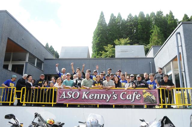 画像: 阿蘇ケニーカフェ( http://www.tkbb.jp/aso-kennys-cafe/ )でキングのお友達と日本のお迎え軍団。 Kenny ROBERTS Tomoko ROBERTS Tyson SILVA Melissa SILVA Tom SEYMOUR Steve DAVEY Rob KATSURA Andy JOHNSON Gary ROSS Jhon SABINO Mike McGILL Jerry BARTLETT Chris CARTER Bill WHEELER Kevin McKEE Brad WOOD