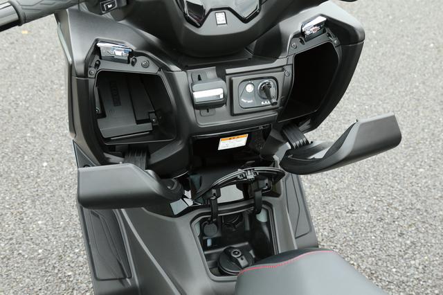 画像: インナーラゲッジの左側は2.8L、右側は3.5Lの収納容量。右側の内部には携帯電話などの充電に活用できる12V DCソケットも用意。