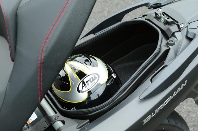 画像: 車体のスリム化を進めながら、シート下収納スペースはヘルメット2個(フルフェイス1個、ジェット1個)が収容可能な42Lという容量を確保。