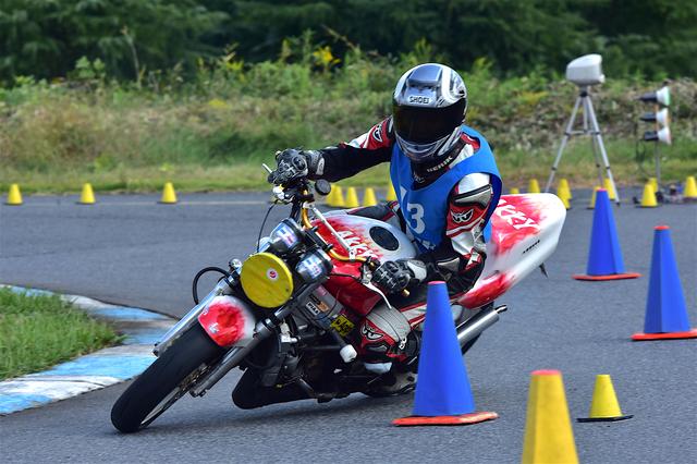 画像: B級9位・鈴木選手&NSR250R 1分45秒539