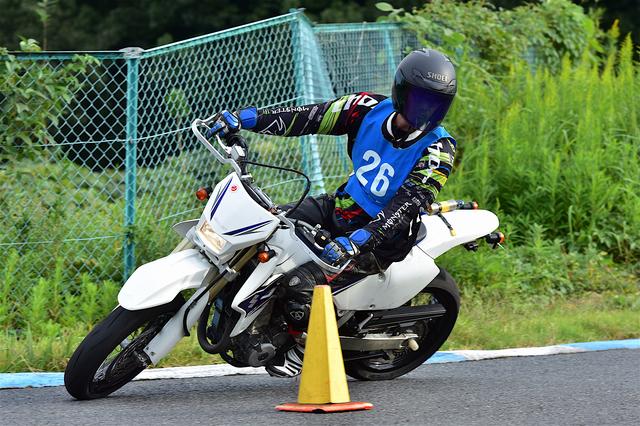 画像: B級24位・井上選手&DR-Z400SM 1分53秒271