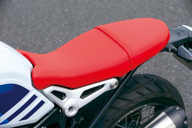 画像: アーバンG/Sのスタイルのルーツ、R80G/Sの印象的な赤い表皮のシートも再現。白ベースのカラーリングと合わせてクラシカルな雰囲気満点。