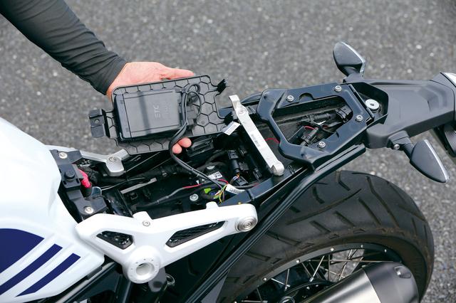 画像: この9月から、BMWはHP4 RACE以外の全モデルにETC2.0を標準採用した。このアーバンG/Sでも、シート下に専用ステーを介して装着する。