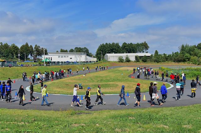 画像: ちょっと勝手の違うコースだけに、いつも以上に完熟歩行も念入り?