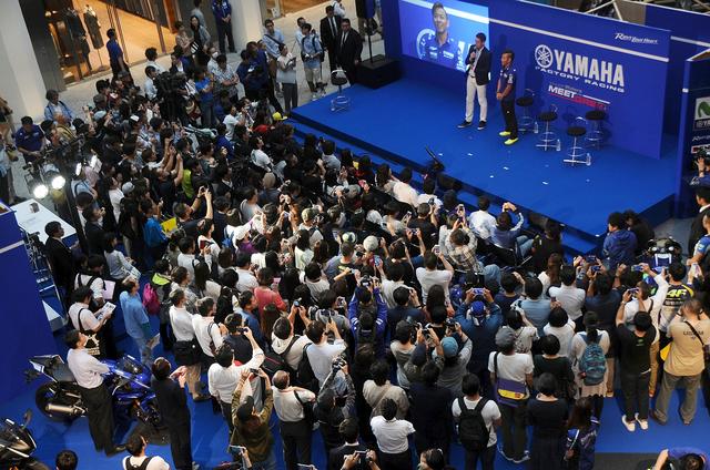 画像: 会場ギッシリ。通り行く人も「ん?ナンダナンダ」と足を止めていました