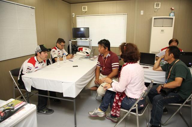 画像: カルの向こうにルーチョさん、中央がワタシ、隣に通訳のソニアさんがいて、右はじに八代さん こんんかんじでインタビューがすすみます