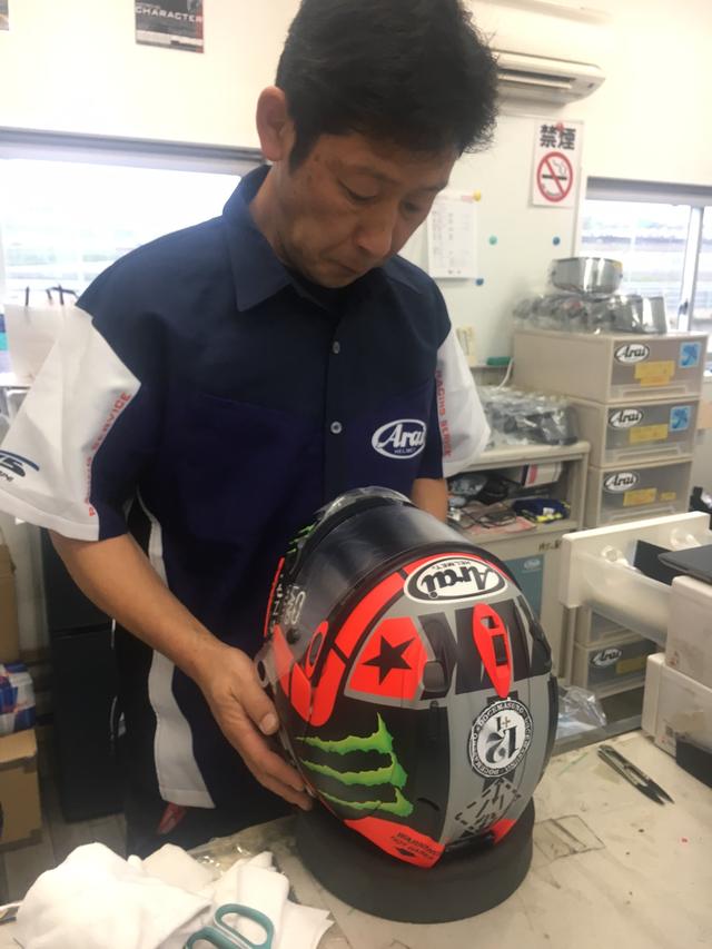 画像: 遠藤さんはMotoGPライダーのマーベリック・ビニャーレス選手のメットをメンテナンス。