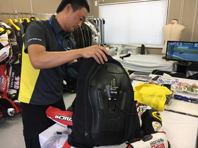 画像: Moto3クラス予選を前に、Honda Team ASIAのナカリン・アティラブハバト選手のレーシングスーツにエアバッグを装着中。