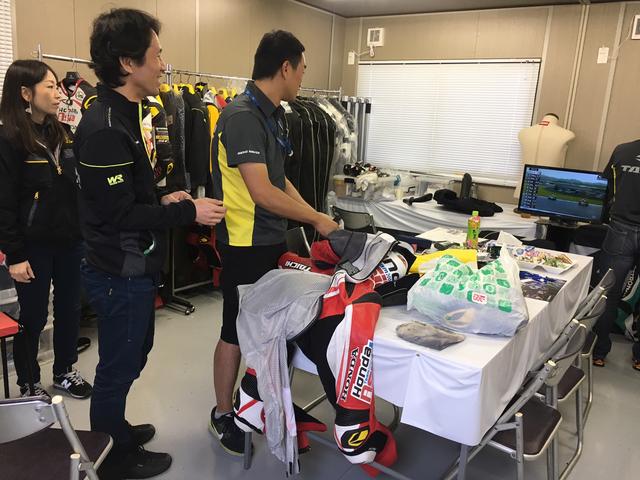 画像: 作業しながらもスタッフさんの目はモニターを気にしています。