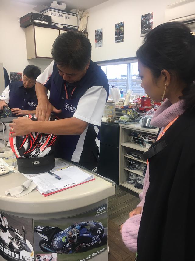 画像: 古厩さんが作業しているのはMoto3ライダーのパトリック・パルキネン選手が使用しているヘルメット。